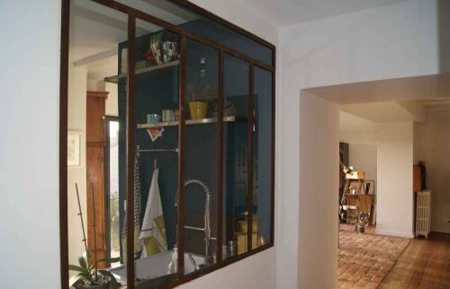 Verrière style atelier pour apporter de la lumière dans le couloir 