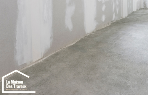 Pose béton ciré gris dans la cuisine ouverte