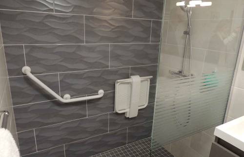 Grande douche équipée PMR à Chaniers