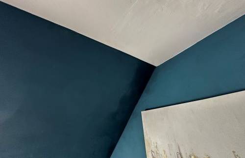Traces d’humidité visibles à l’intérieur de la chambre sous combles avant intervention, conséquences de l’infiltration en toiture.