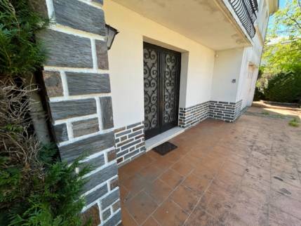  Ancienne terrasse dallée devant la maison avant travaux de rénovation extérieure - Nantes 44