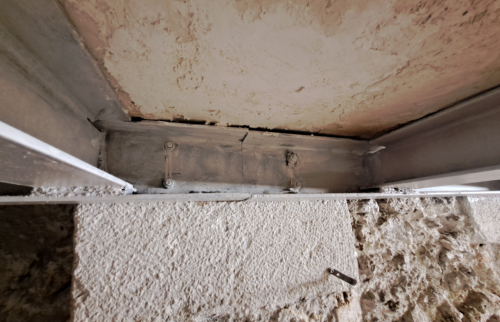 Gros plan sur les poutrelles métalliques