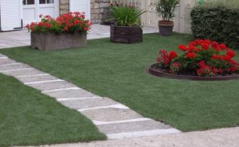 pose de pelouse artificielle devant terrasse sur sable et film géotextile - Eragny (95610)