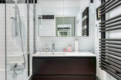 Limonest (69760) : une salle de bains rétro avec faiences métro blanches et noires