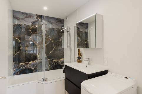 Grande douche avec décor marbré noir et doré