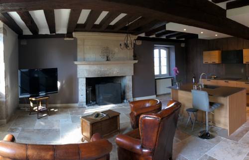 salon ouvert sur séjour moderne et rustique