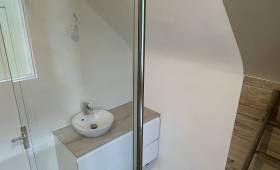 Salle de Bain Rénovée : Espace Fonctionnel et Moderne