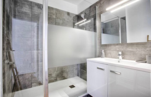 Salle de bain avec douche à l'italienne