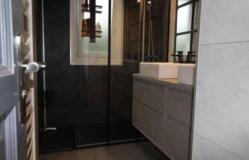 Poser une vasque dans une salle de bain à Honfleur