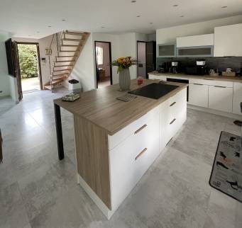 Maison rénovée avec escalier design - Mormant 77720