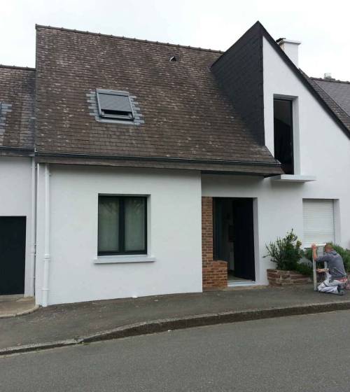 maison avec façade blanche