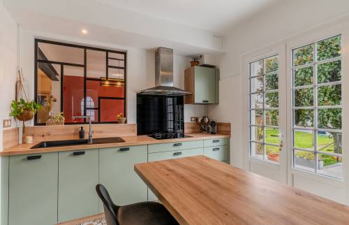 Rénovation complète d’une cuisine avec verrière intérieure à Troyes vert olive