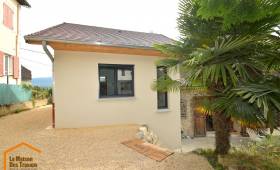 Extension moderne sur terrain nivelé près de Voiron