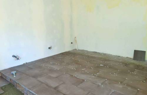 Carrelage au sol et habillage d'un bar en carreaux ciment, Maison Lyon Ouest