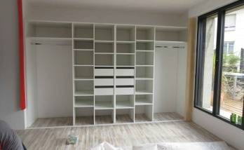 Dressing sur mesure dans la chambre d'un appartement à Granville.