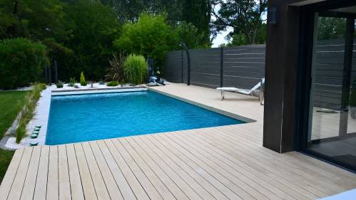 Aménagement de jardin avec création de plage de piscine et pose d'une clôture en alu - La Plaine sur mer 44770