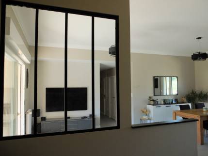 Verrière contemporaine pour créer un sas d'entrée, maison située à Curis au Mont D'or (69250)