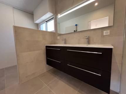 Création d'une salle d'eau de suite parentale avec meuble vasque et grand miroir - Nantes 44000