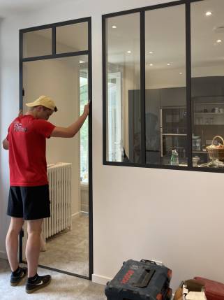 Verrières d'atelier pour une cuisine de charme, maison rénovée dans la région de Lyon