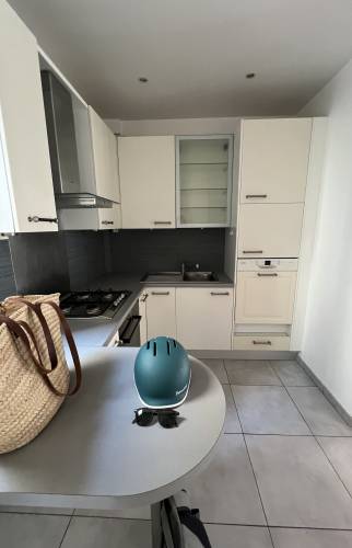 La cuisine de ce grand appartement avant sa rénovation