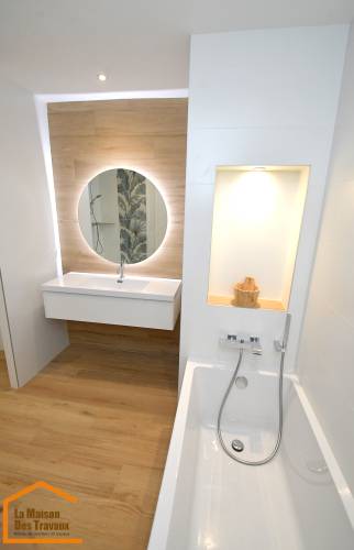 éclairage de salle de bain pour mise en valeur du mobilier