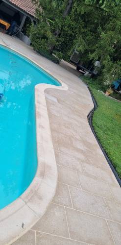 Détail : une délimitation nette entre le carrelage et la pelouse