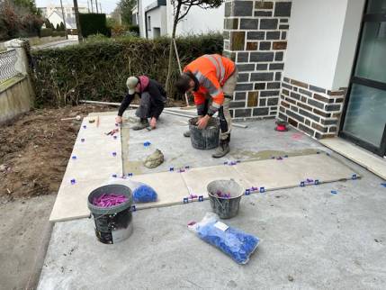 Travaux de pose de revêtement de terrasse en cours - Nantes 44