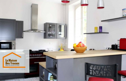 Rénovation d’une cuisine moderne près d’Agen par La Maison Des Travaux d’Agen. Îlot central, meubles gris et ambiance lumineuse.