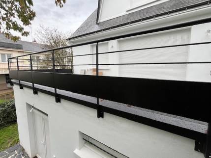 Installation de garde-corps de terrasse autour d'un toit-terrasse rénové - Nantes 44