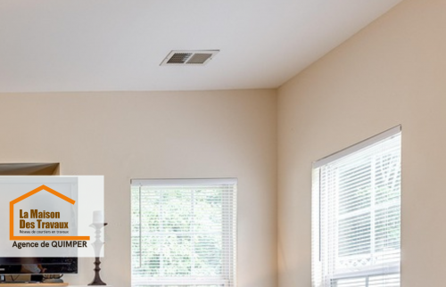 Après rénovation : Un salon moderne et chaleureux avec des finitions impeccables sur les murs et plafonds. La Maison des Travaux Quimper transforme vos espaces.