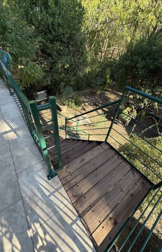 escaliers en bois avec structure métallique du balcon au jardin La Maison Des Travaux Ales 