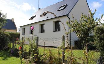 maison design avec une façade blanche 