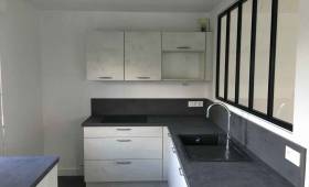 cuisine blanche avec un plan de travail gris anthracite 