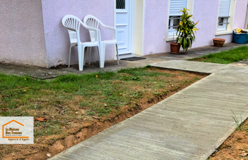 Aménagement d’un accès béton antidérapant facilitant les déplacements jusqu’à l’entrée du logement, pratique au quotidien.