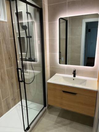 Salle de bain rénovée avec douche ouverte et meuble vasque sur mesure - Nantes 44