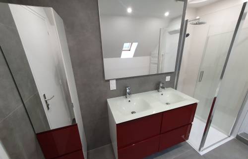 Rénovation Terminée : Salle de Bain Lumineuse et Fonctionnelle