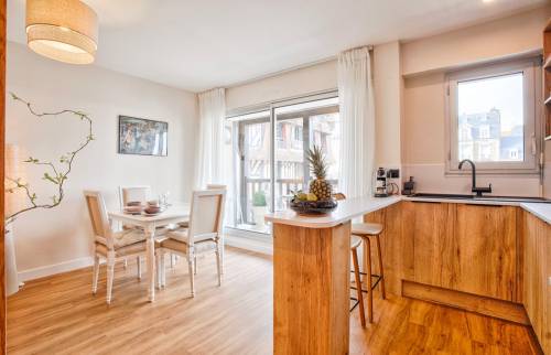 Cusine ouverte proche de la baie vitrée