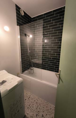 avoriaz-74110-renovation-appartement-salle-de-bain-baignoire-lave-linge-faience-noire