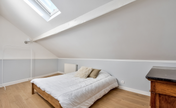 Chambre d'amis prête à recevoir sous les combles - PARIS 17
