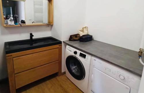 Salle de bain rénovée avec lavabo