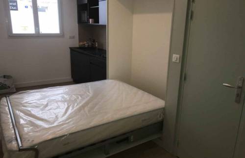 Chambre avec lit escamotable dans le bureau