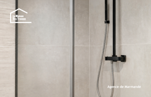 Robinetterie noire et carrelage mural dans une douche à l’italienne rénovée à Casteljaloux.