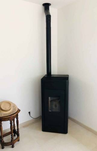 Poe d'un poêle à pellets dans son salon à Trouville