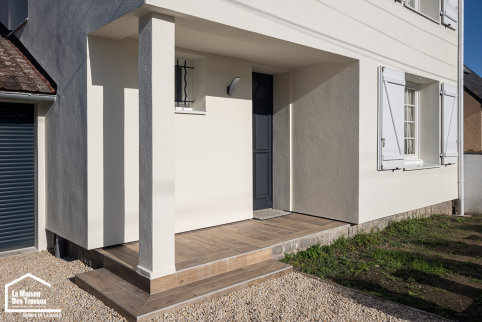 Pose de carrelage imitation parquet sur le perron