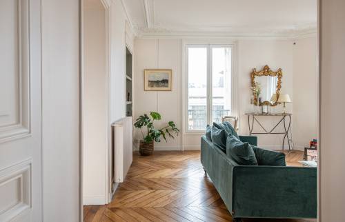 Salon rénové à Paris 16 : Un mélange parfait d'élégance et de modernité.