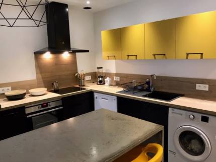 Plan de travail et crédence de cuisine bois dans un appartement rénové - Nantes 44