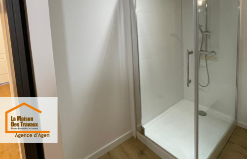 Une circulation fluide entre salle de bain et pièce de vie, pensée pour s’adapter parfaitement aux habitudes du quotidien.