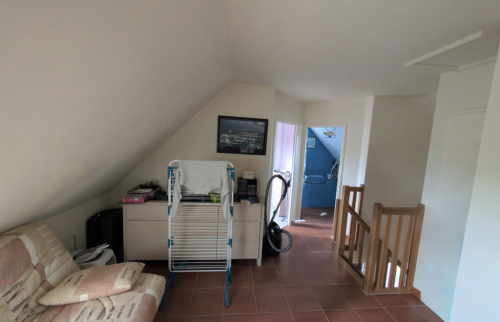 Étage avant rénovation des murs et plafonds dans une maison à Bruz