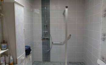 Création d'une salle de bains avec douche à l'italienne sous toit sur Alby-sur-chéran