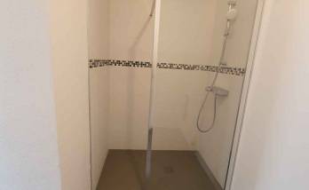 salle de bain avec douche rénovée à Sens (89) 